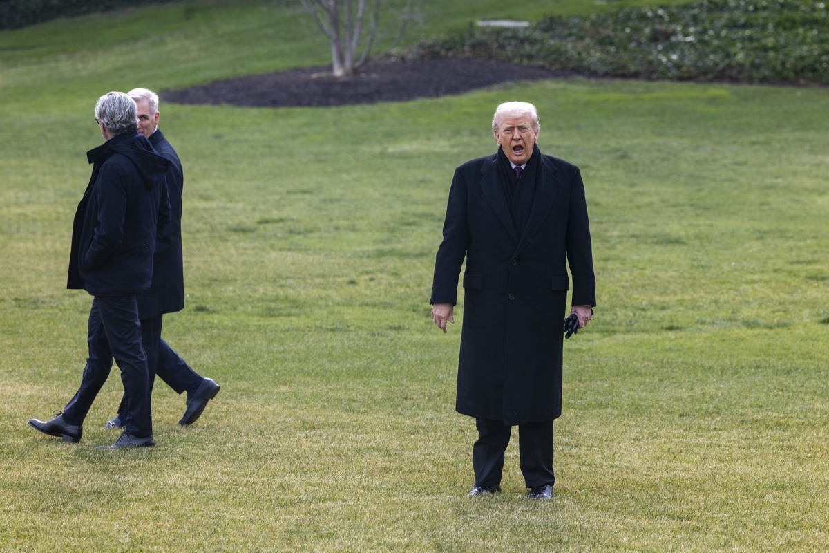 Trump instala placas con mensajes críticos bajo retratos de Biden y Obama en la Casa Blanca