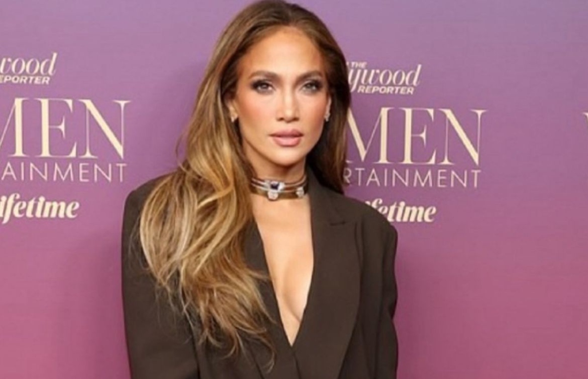 Jennifer López llora al recibir premio en ‘Women in Entertainment’