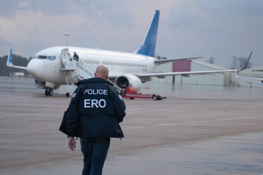 Permanent residents, Trump deportations, U.S. purchases planes for deportations, planes, deportations, QuéOnnda