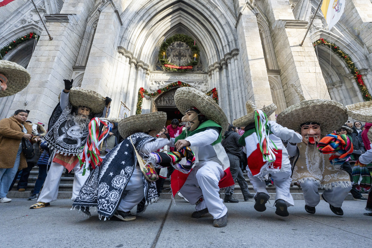 Mexicanos desafían el frío y el temor a redadas de ICE por la Guadalupana en New York