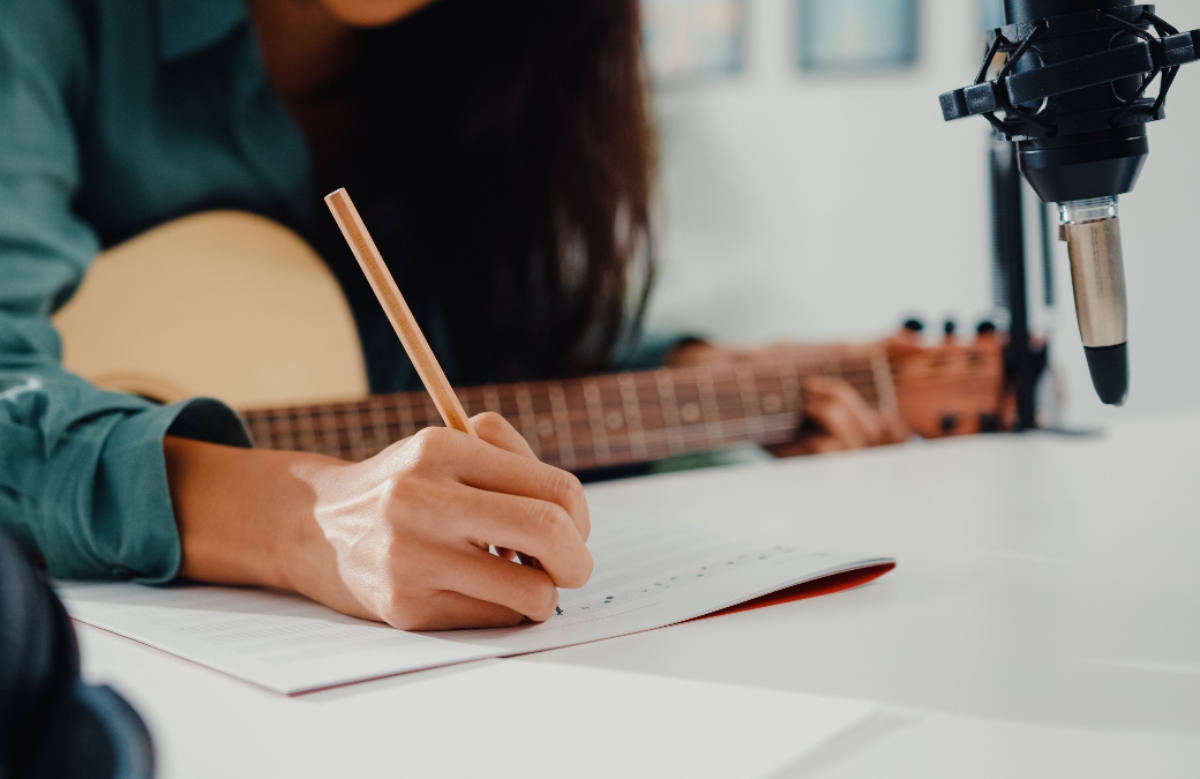 Las canciones más populares en EE.UU. son cada vez más negativas, según un análisis desde 1973