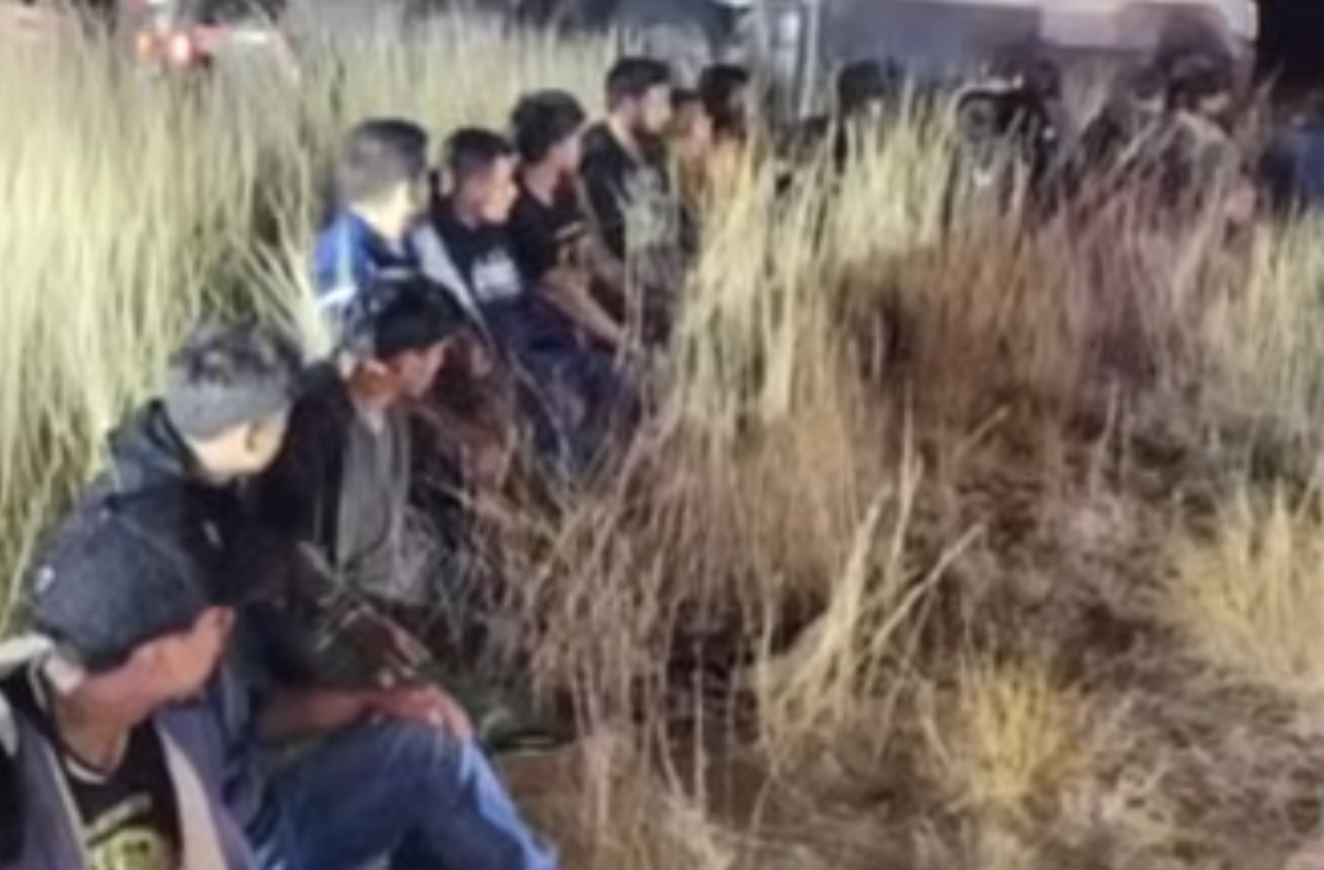 Hallan a 23 migrantes escondidos en la cabina de descanso de un camión en Texas