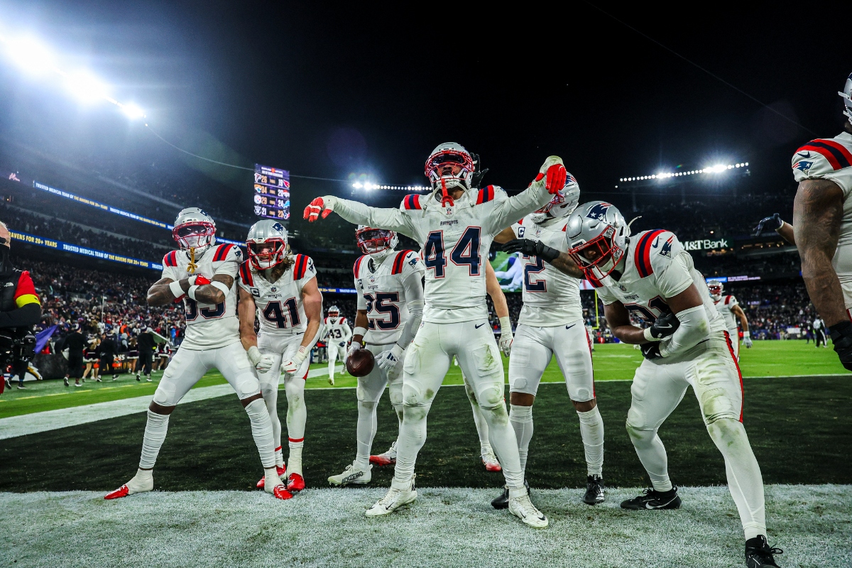 Patriots regresan a playoffs y empujan a Ravens a una situación límite