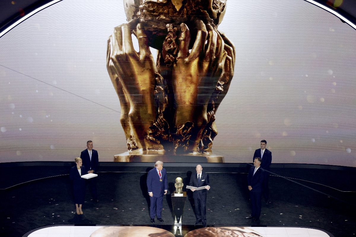 Donald Trump sorprende al recibir el primer Premio FIFA de la Paz