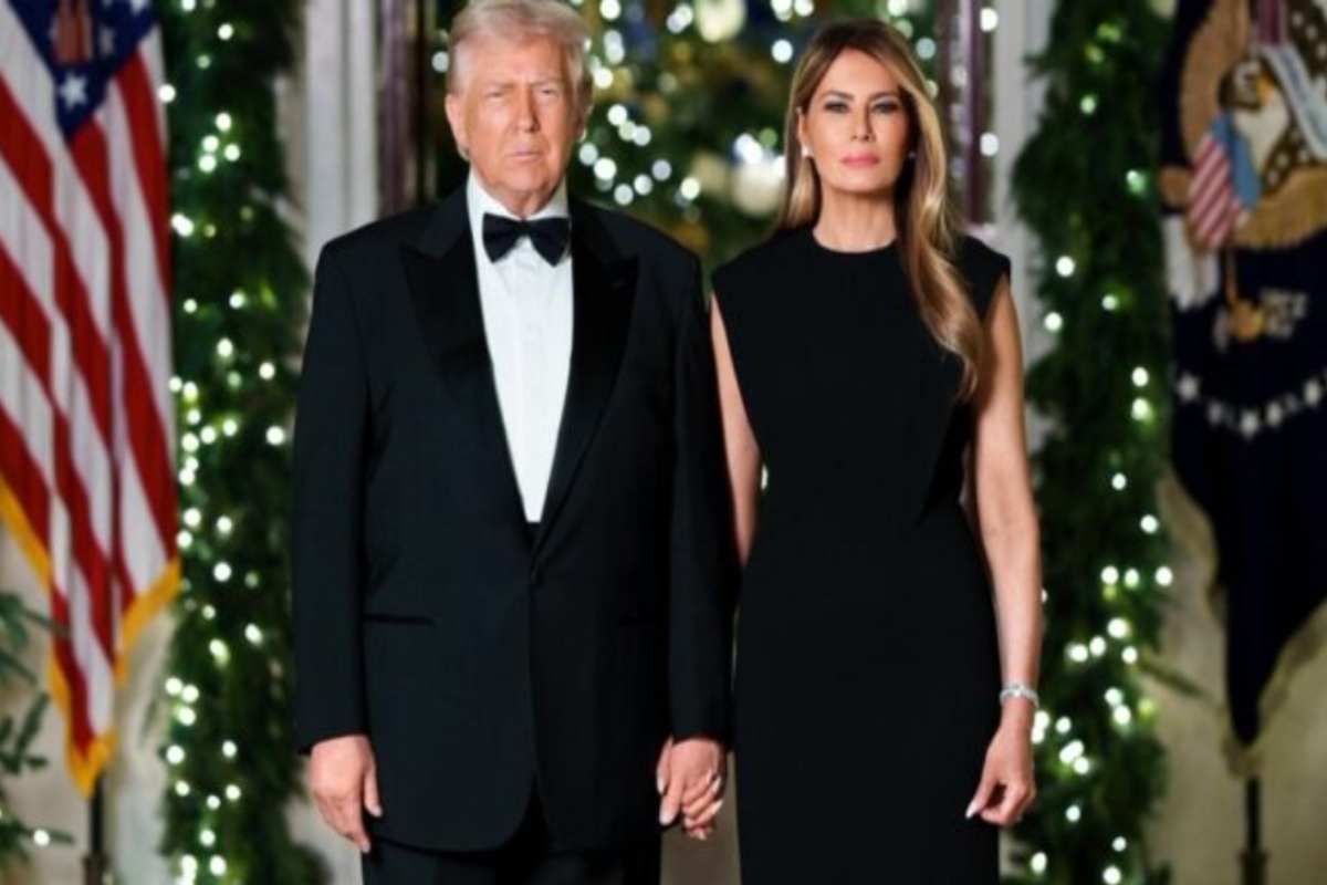 Serios, de negro y bajo luces navideñas: así es la postal de Navidad de los Trump