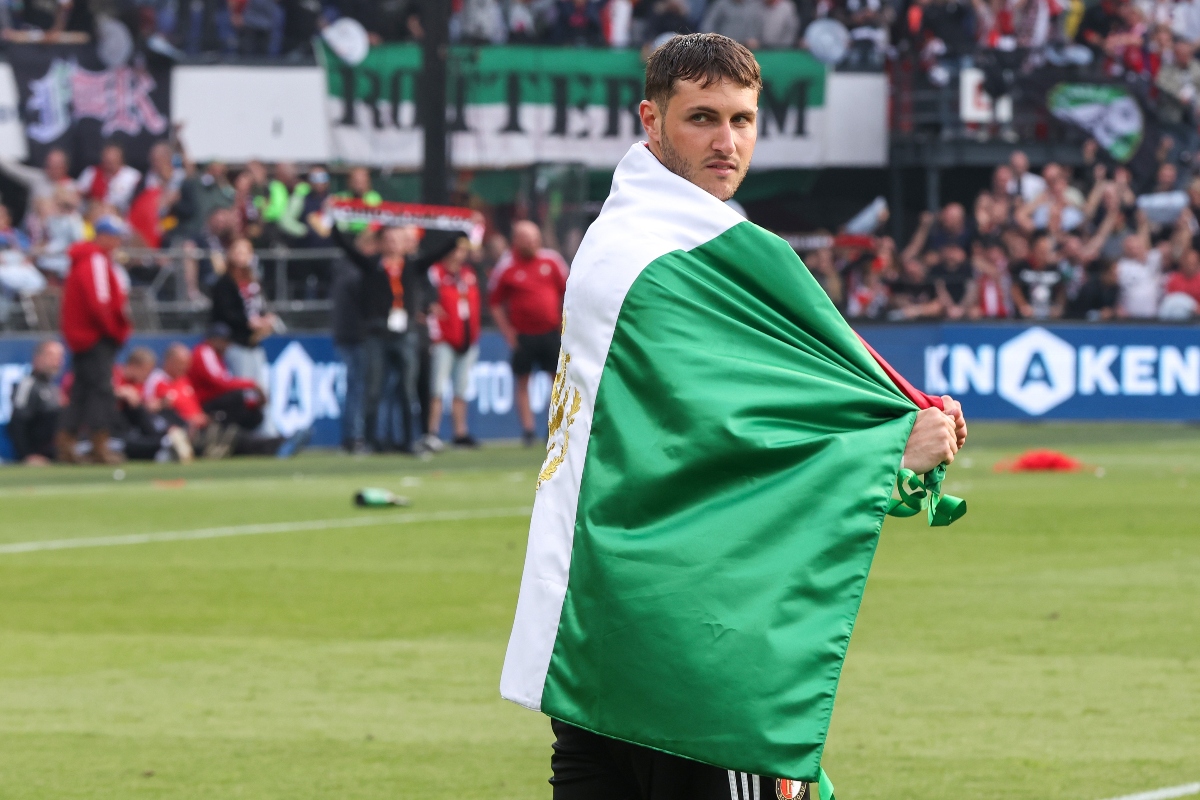 Santi Giménez en duda para el Mundial por lesión