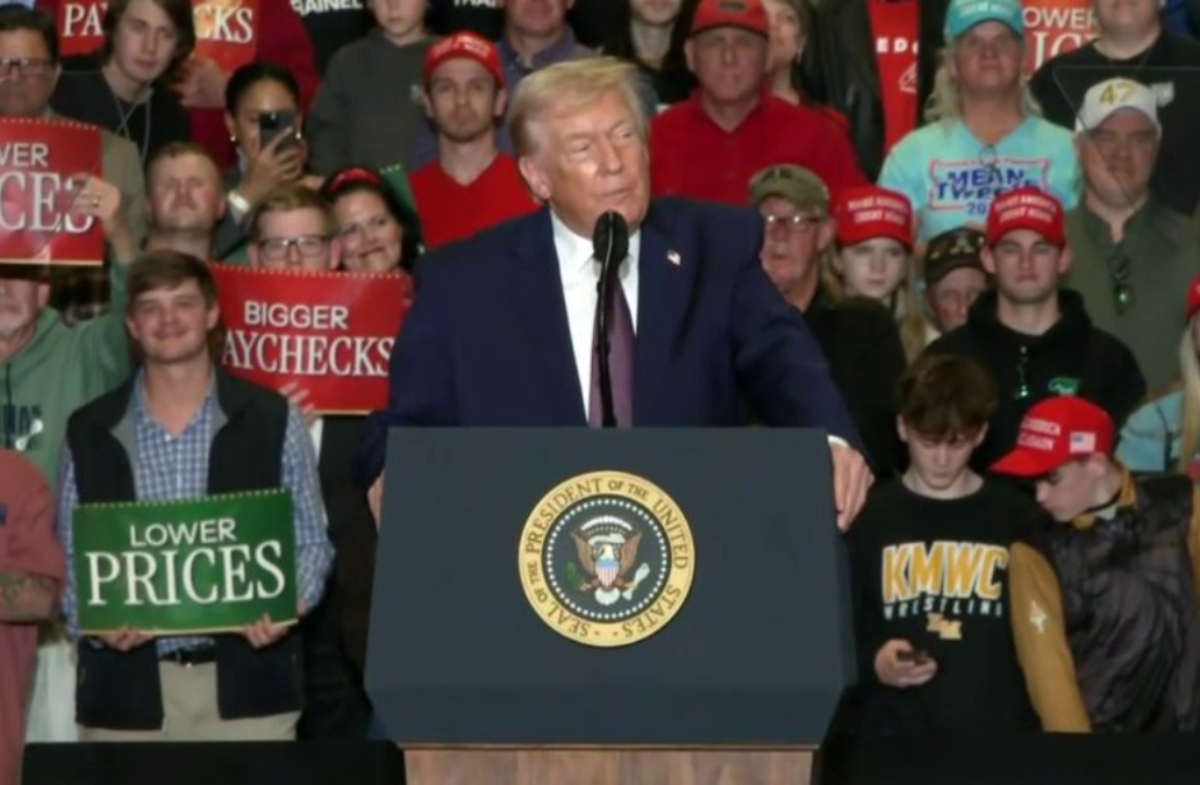 Trump refuerza su discurso de “bajos precios” en mitin en Carolina del Norte