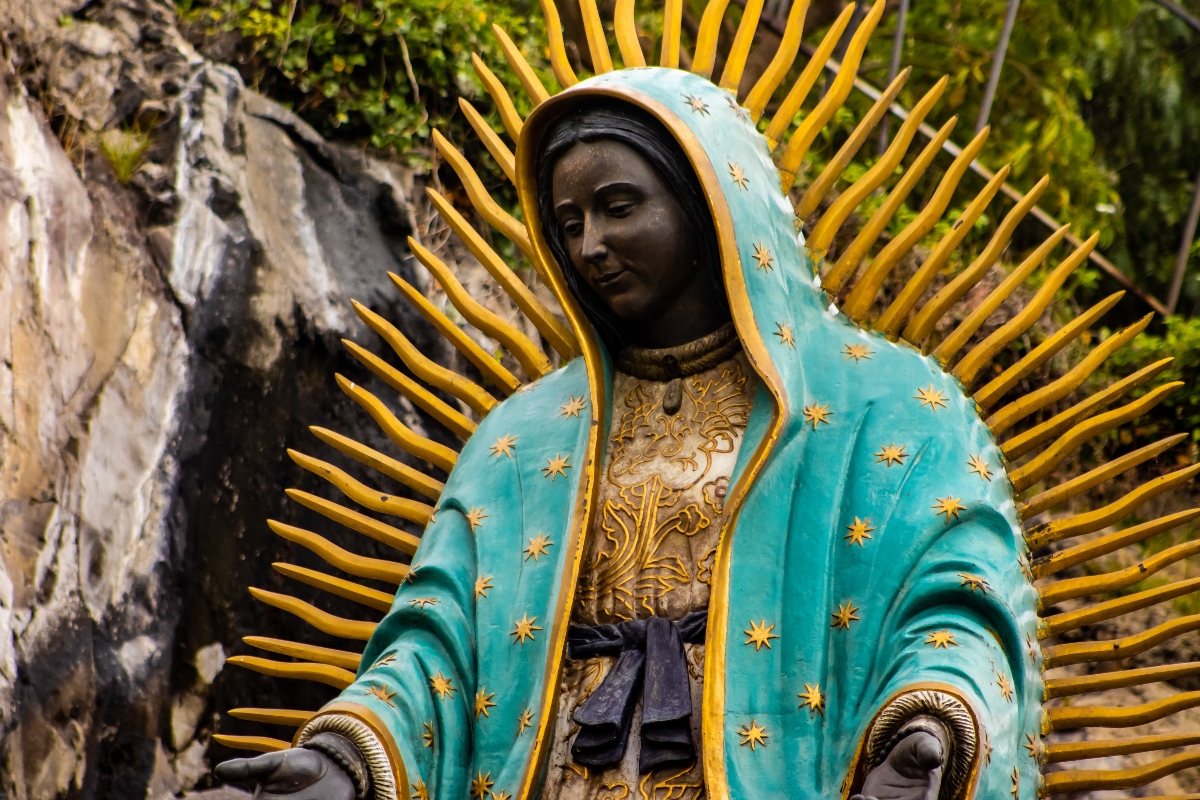 ¿Qué significan realmente los rayos dorados detrás de la Virgen de Guadalupe?
