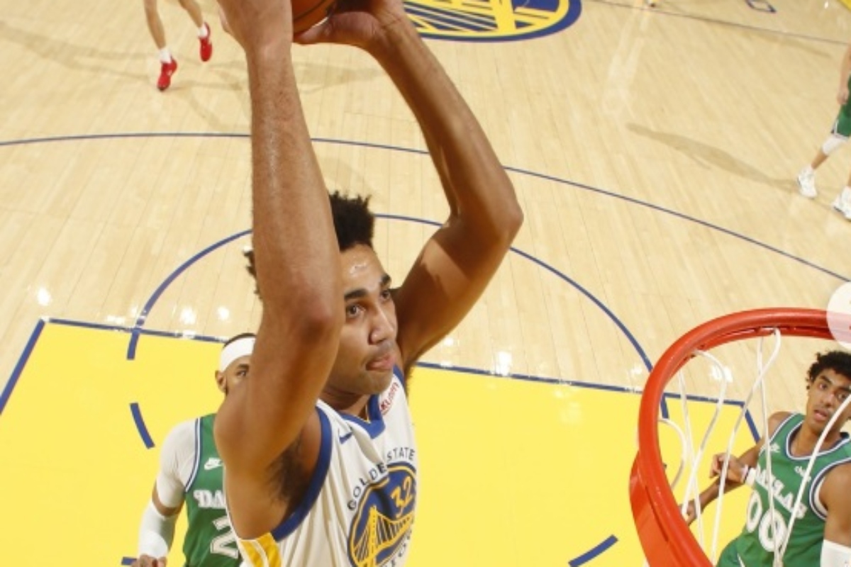 Warriors aplastan a Mavericks y Anthony Davis se lesiona