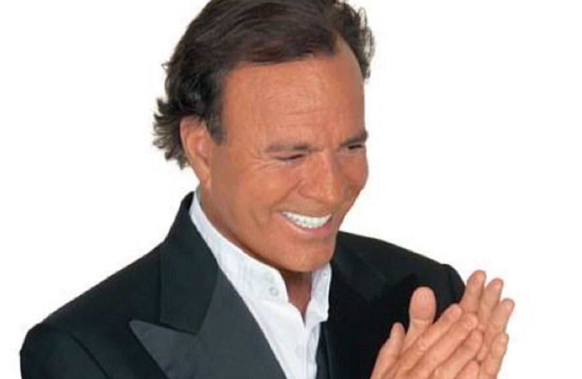 Julio Iglesias publica inesperados mensajes de las ex empleadas que lo acusaron