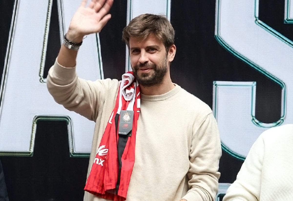 Piqué es perseguido por fanáticas y le ponen canción de Shakira a todo volumen
