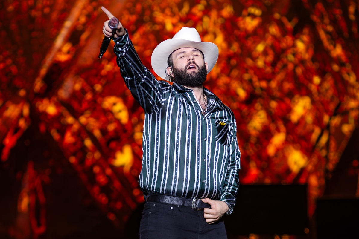 Carín León se enferma y pospone conciertos