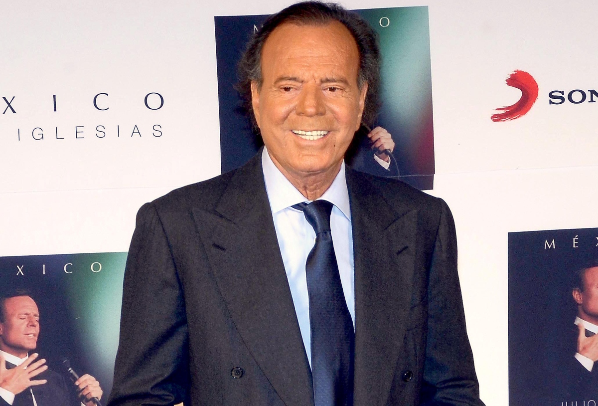 Julio Iglesias enfrenta serias acusaciones de agresión en contra de ex empleadas