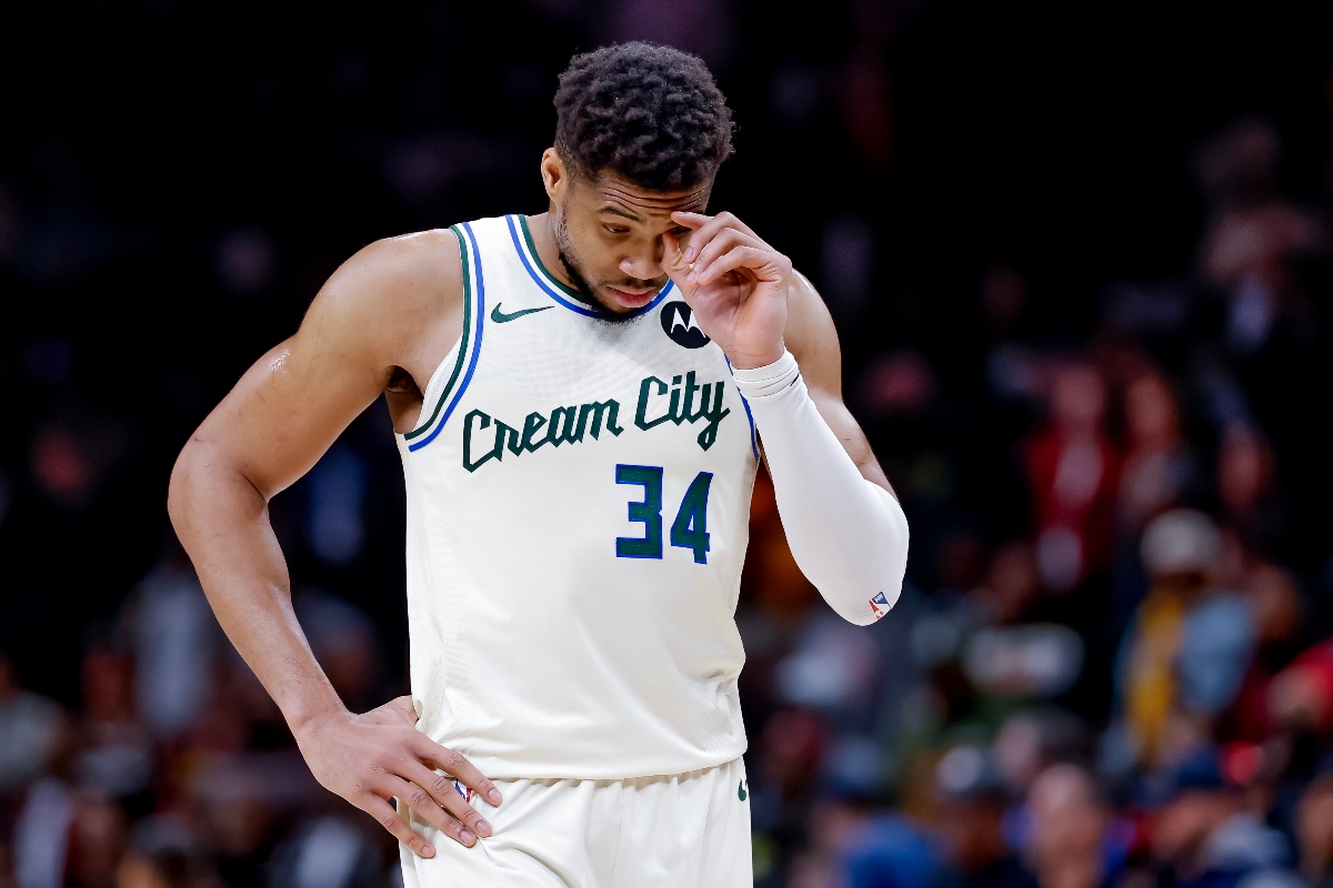 Antetokounmpo enciende las alarmas
