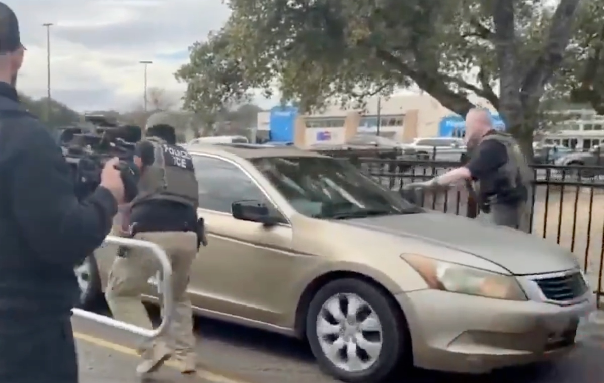 Gobernador de Texas afirma que un migrante intentó atropellar a agentes de ICE