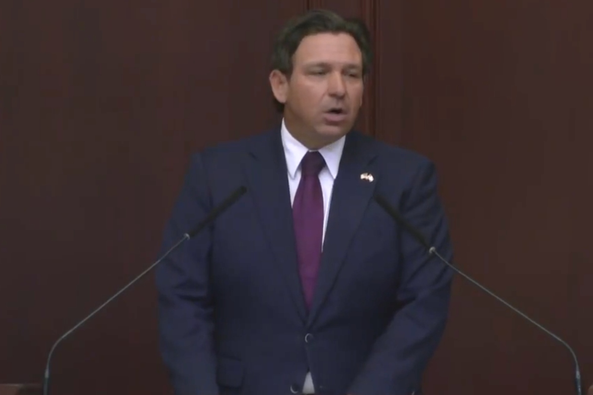 DeSantis dice que arrestó a 20,000 migrantes y promete endurecer aún más leyes migratorias en Florida