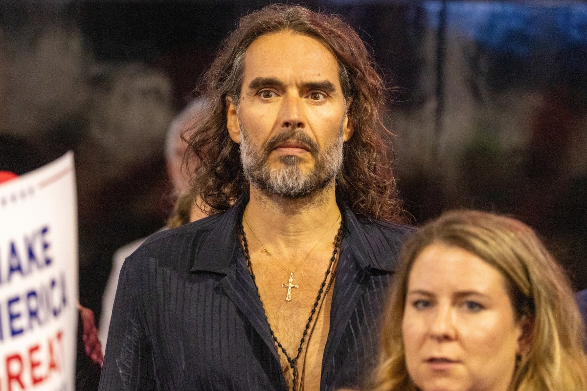 Acusan a Russell Brand, ex marido de Katy Perry de fuertes delitos