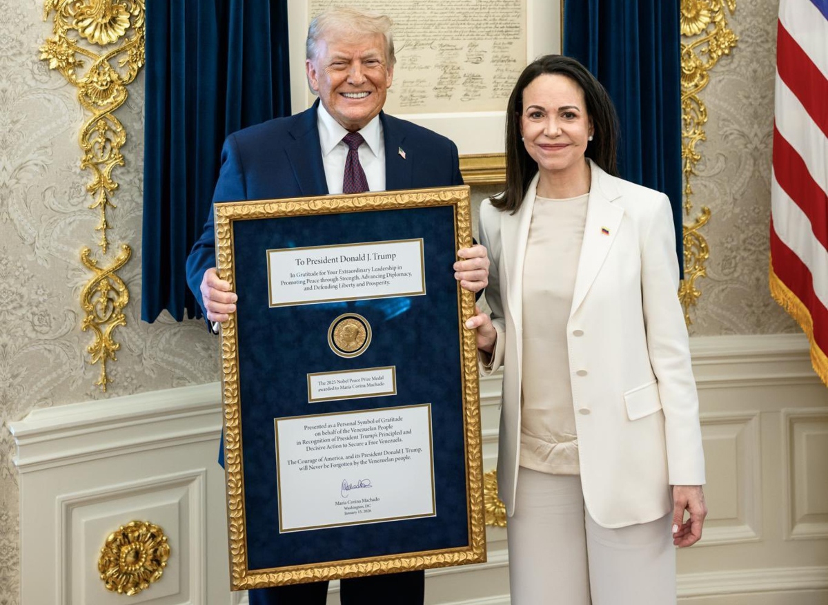 María Corina Machado entrega a Trump la medalla del Nobel tras su reunión en la Casa Blanca