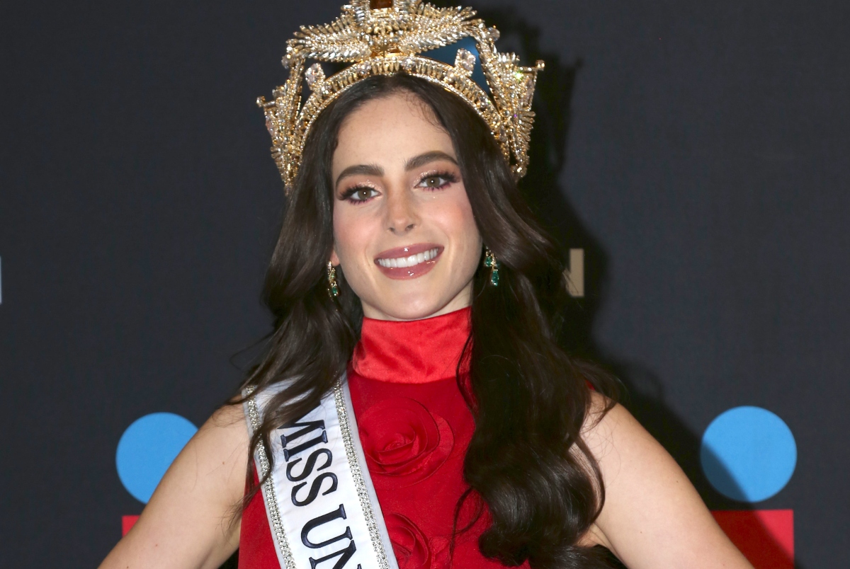 Fátima Bosch se desvanece en desfile
