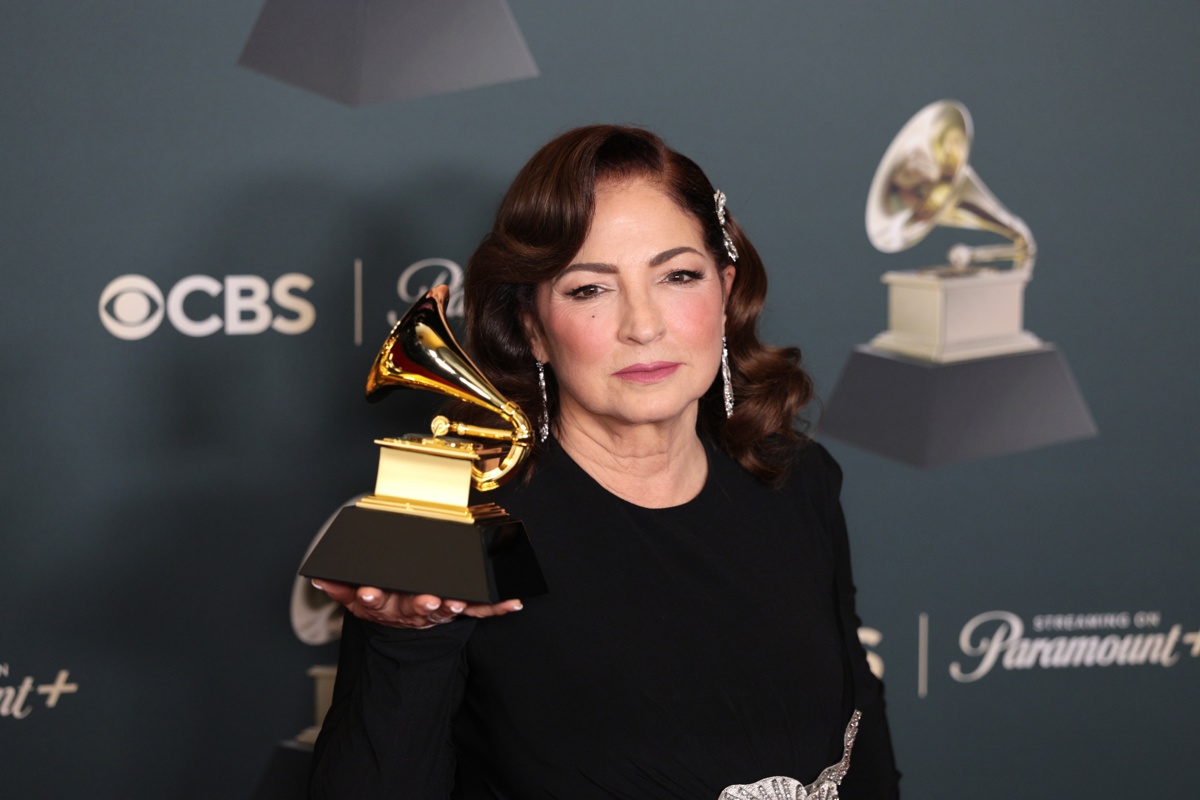 Gloria Estefan triunfa en la pregala de los Grammy junto a Bad Bunny, Carín León y Natalia Lafourcade