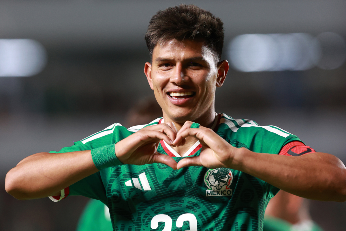 México golea 4-0 a Islandia