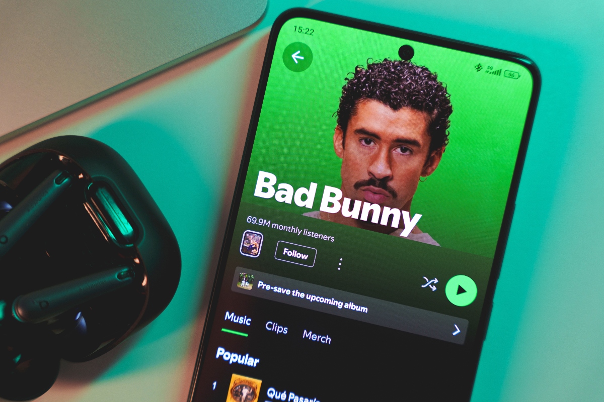 Bad Bunny supera a The Weeknd y ya es el segundo artista más escuchado en Spotify