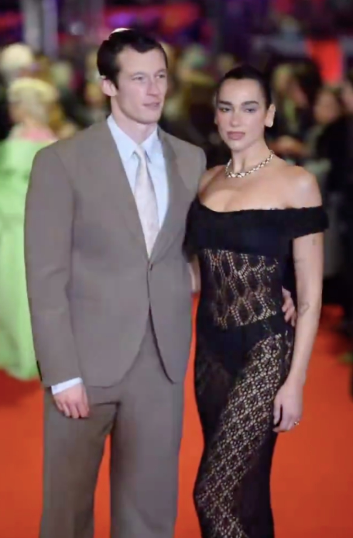 Dua Lipa, Callum Turner alfombra roja