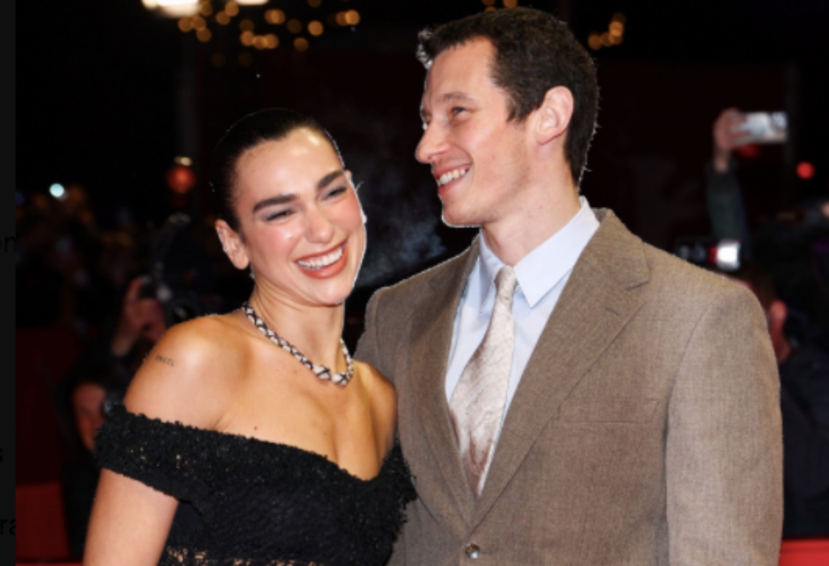 Dua Lipa acompaña a su prometido, el actor Callum Turner a la alfombra roja de su película
