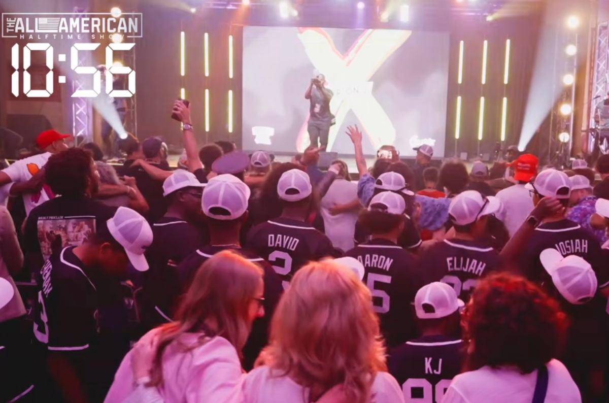 Concierto alterno al show de medio tiempo atrae a 6 millones de críticos de Bad Bunny