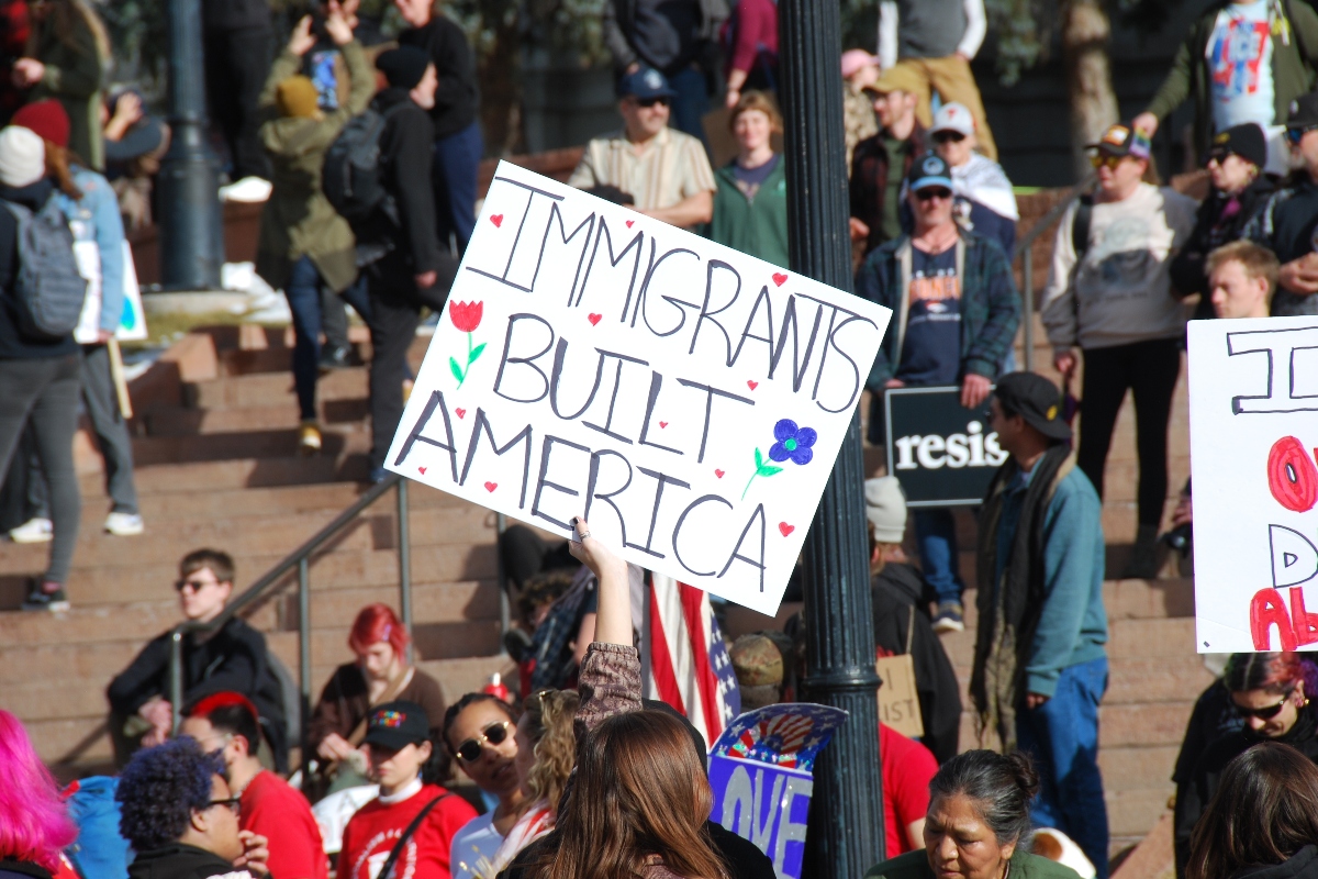 Denver instruye a su policía a resguardar protestas contra redadas migratorias