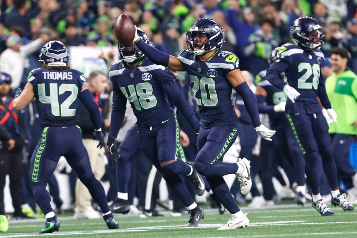 Julian Love juega por sus raíces: el orgullo cubano que lo impulsa en la NFL