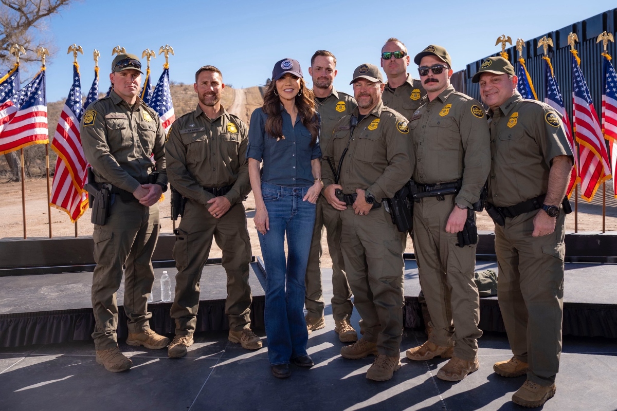 Kristi Noem visita la frontera sur para blindar la agenda anti-migrante de Trump