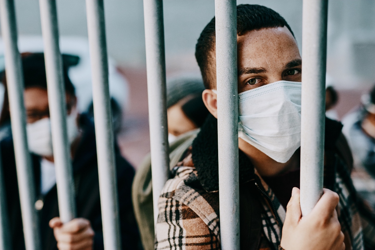 Corte obliga al ICE a entregar mantas gratis a migrantes en California ante el frío extremo
