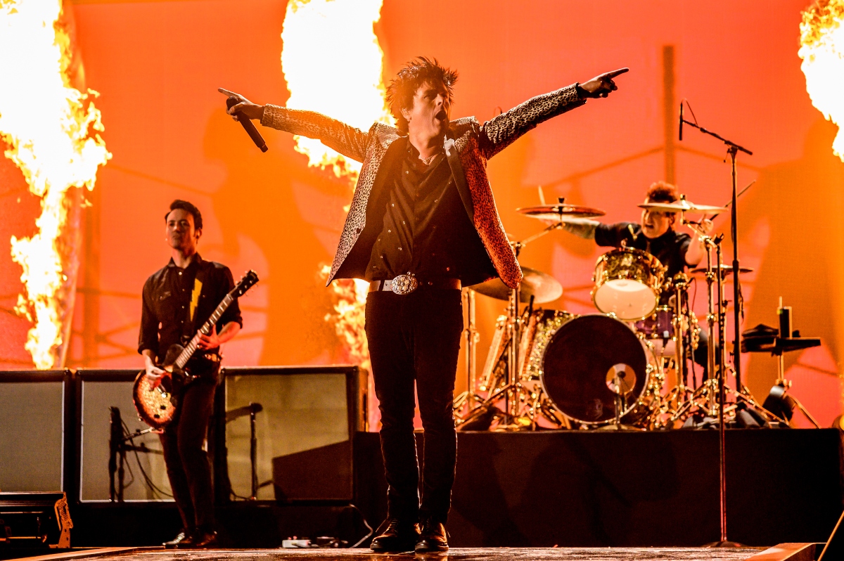 Vocalista de Green Day sorprende con cadena de la Virgen de Guadalupe