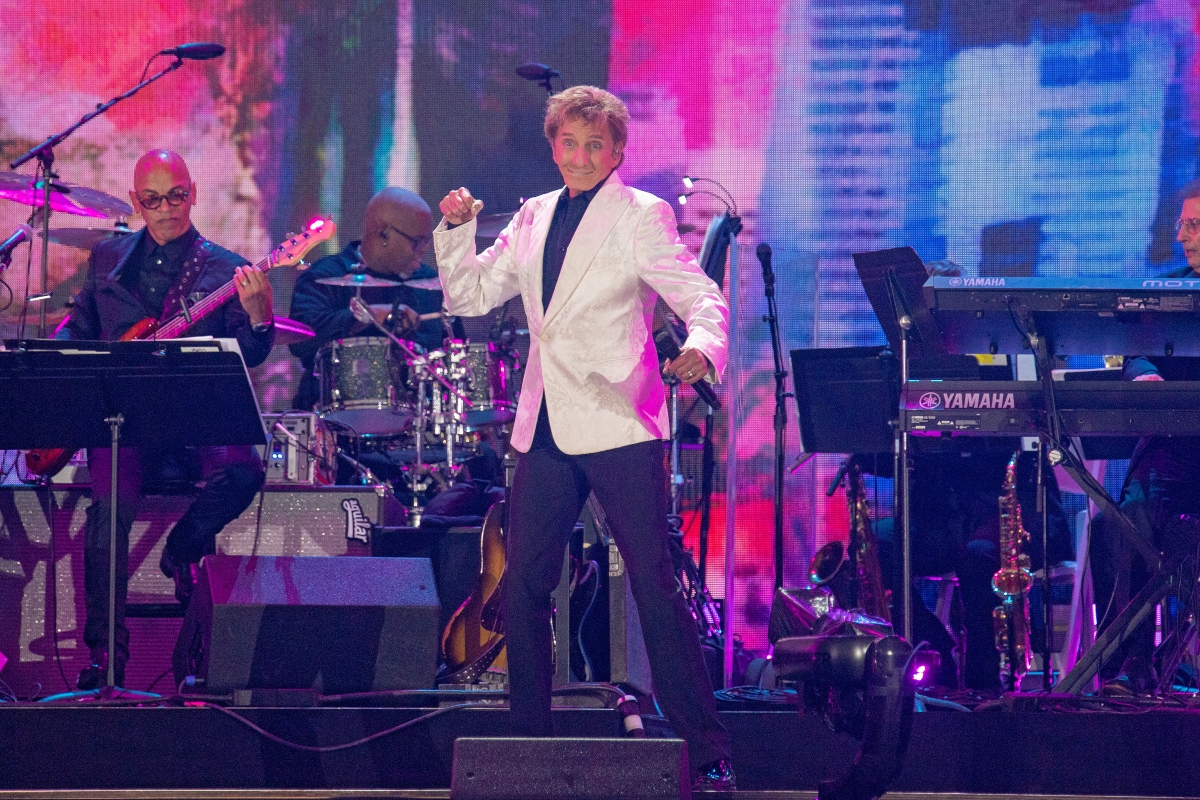 El cantante Barry Manilow pospone residencia en Las Vegas