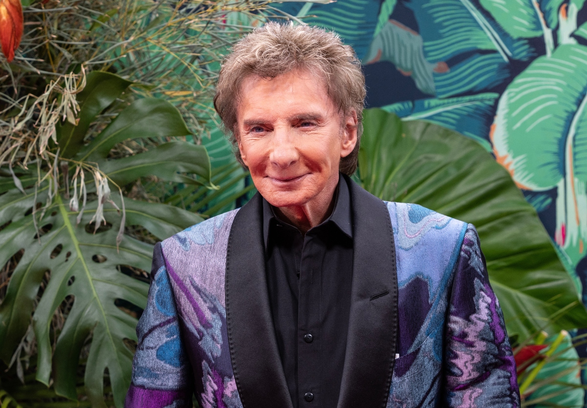 «Acabo de llegar del cirujano»: Barry Manilow da mensaje a sus seguidores