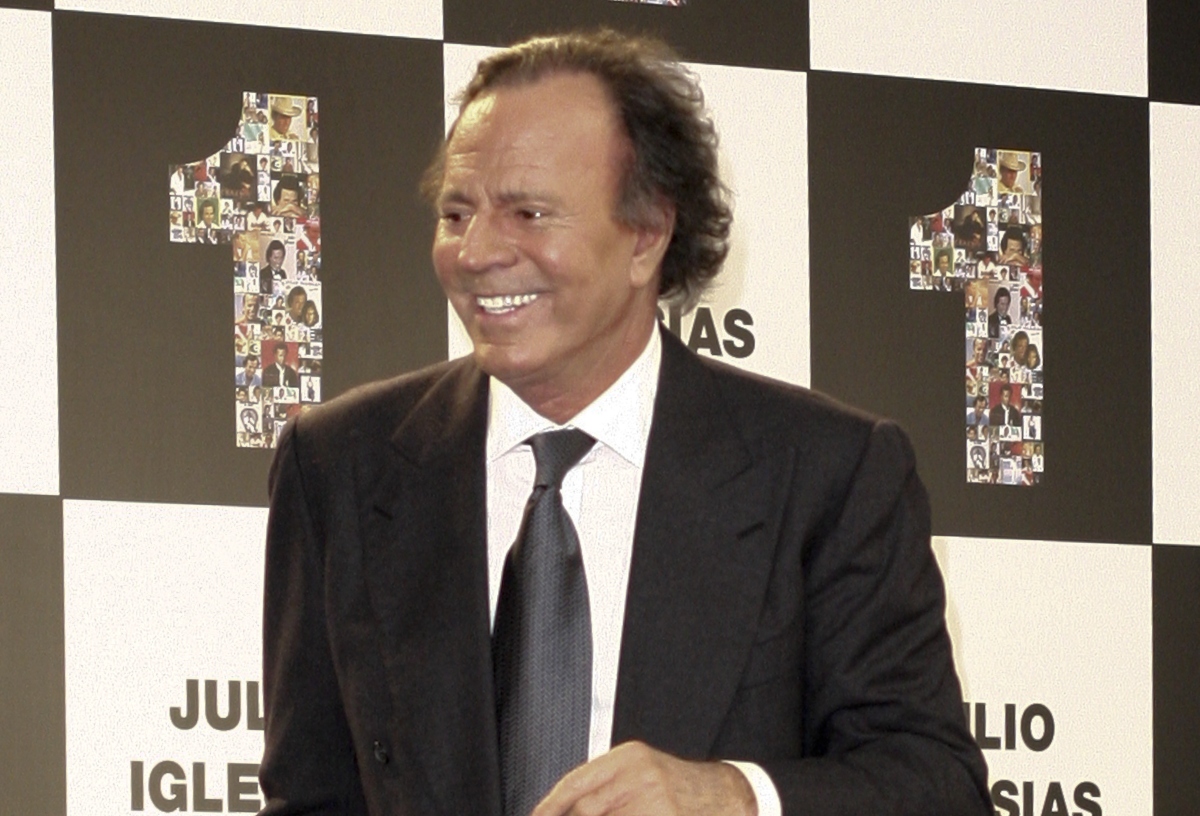 Julio Iglesias amenaza con demandar a vicepresidenta española y ella le responde