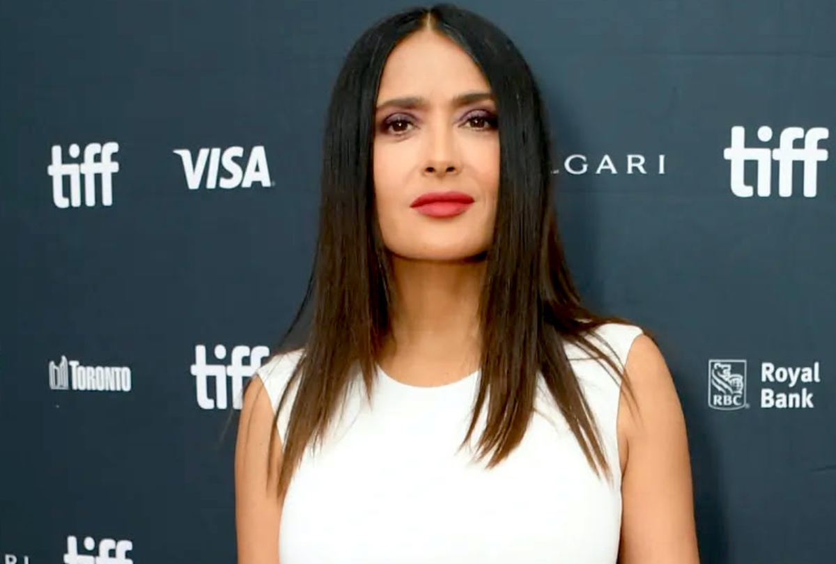 Salma Hayek busca hogar para 10 cachorros tras adoptar a perrita que dio a luz