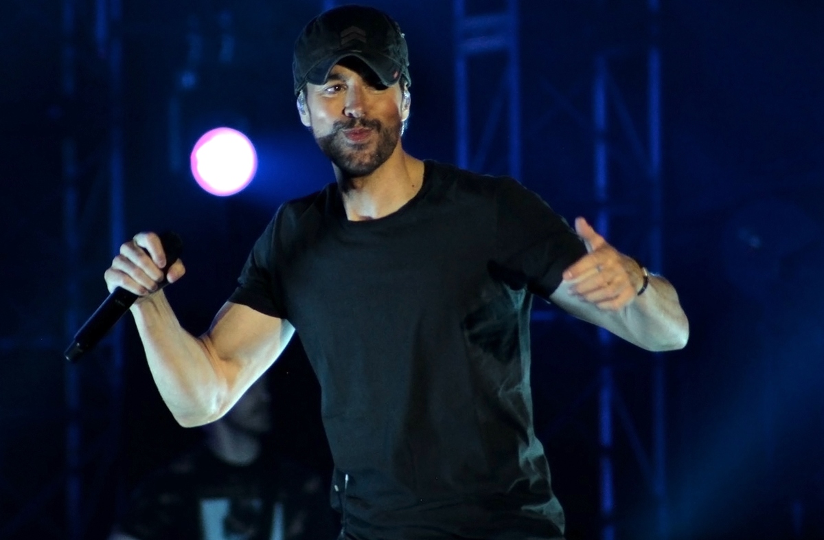 Enrique Iglesias comparte video junto a su bebé y acaba siendo criticado