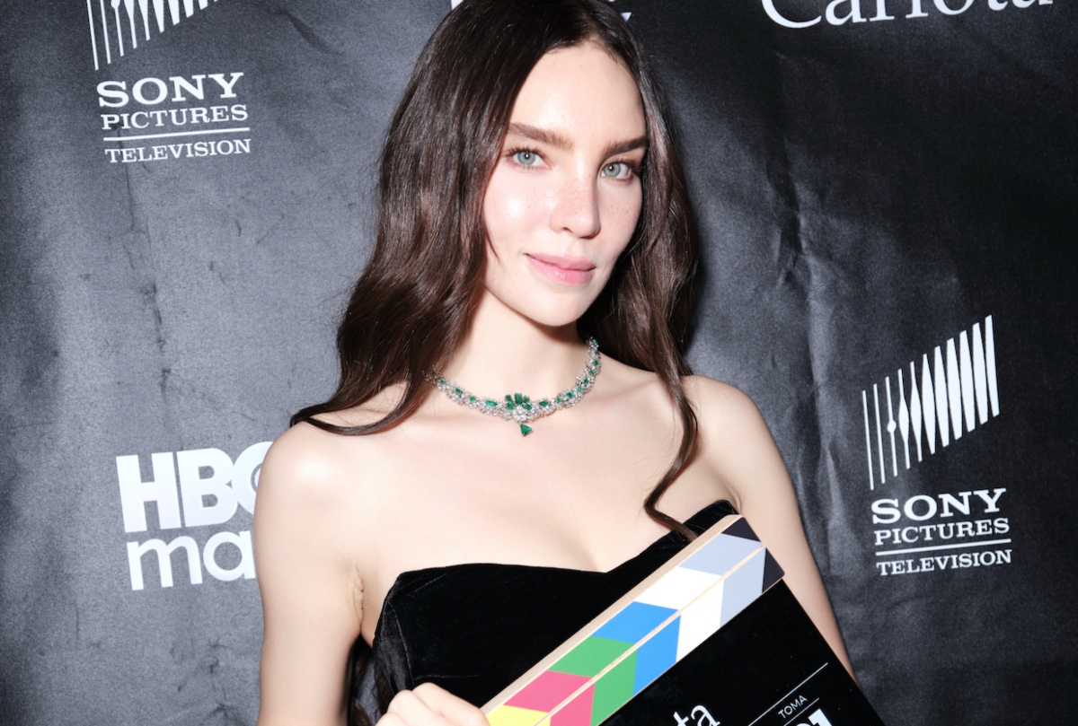 Belinda es captada asaltando un autobús y quitando celulares y carteras