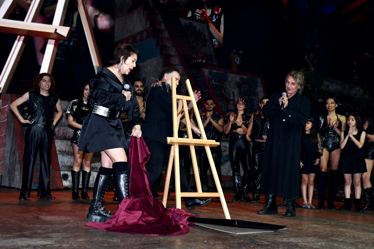 Alejandra Guzmán destroza placa en plena obra de teatro
