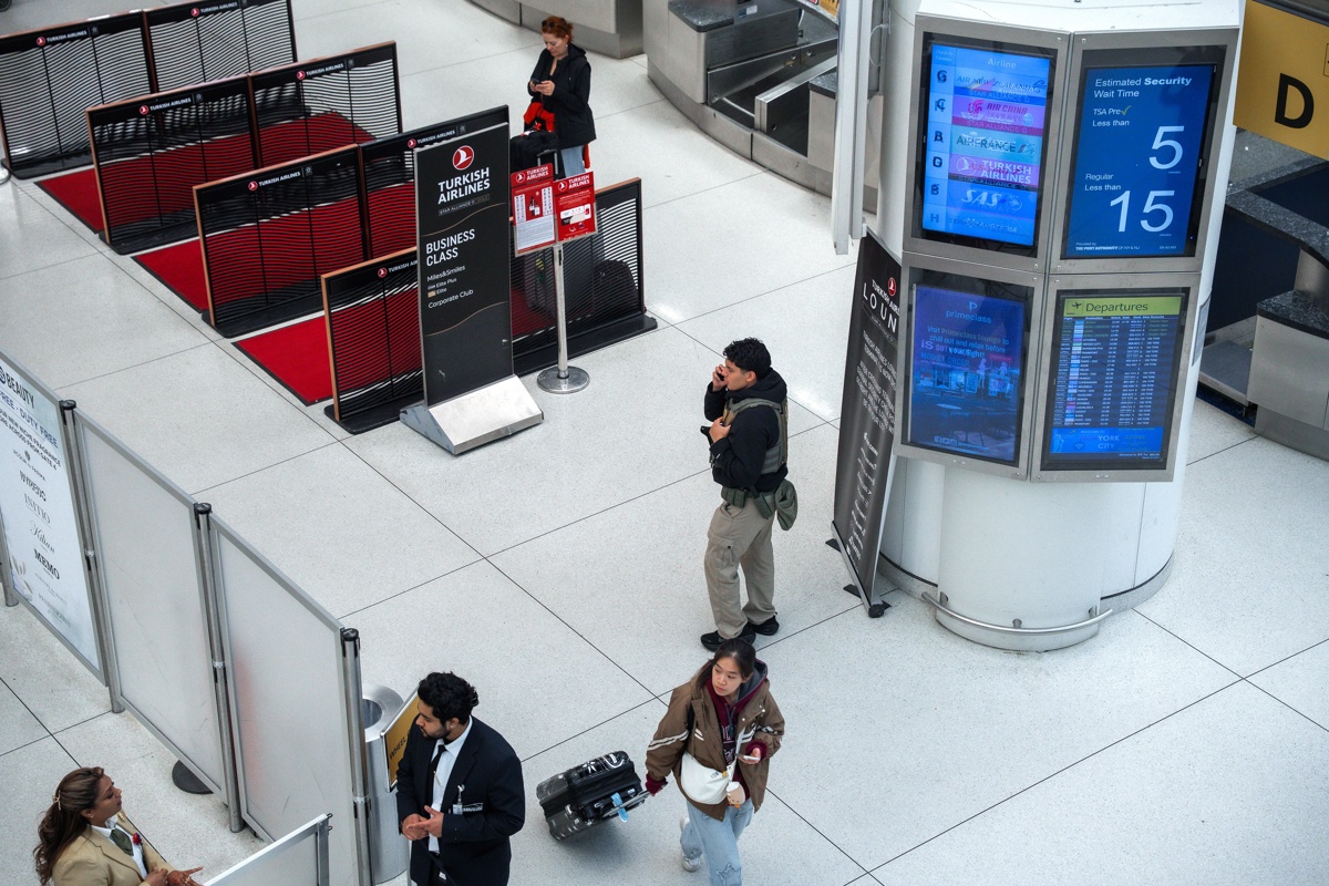 ICE seguirá en aeropuertos «hasta que todo vuelva a la normalidad»