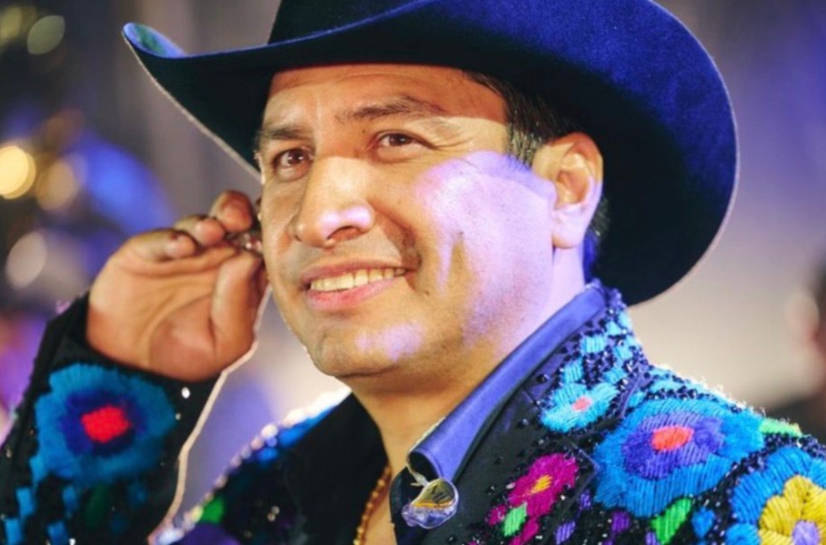 Julión Álvarez muestra fotos de su tercer hijo