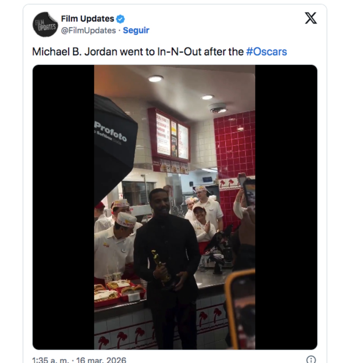 Michael B Jordan celebra su Óscar con hamburguesas
