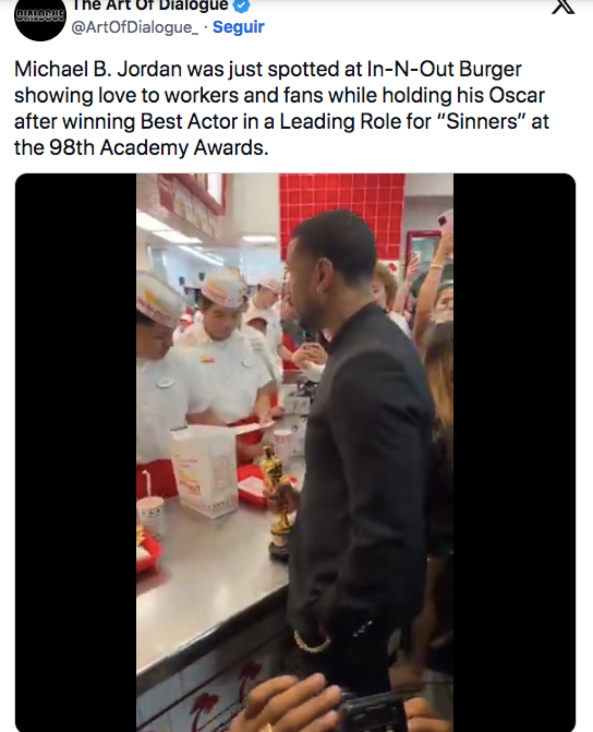 Michael B Jordan celebra su Óscar con hamburguesas