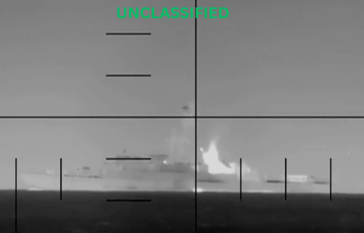 EEUU hunde buque de Irán con un torpedo, es el primer ataque de este tipo desde la Segunda Guerra Mundial