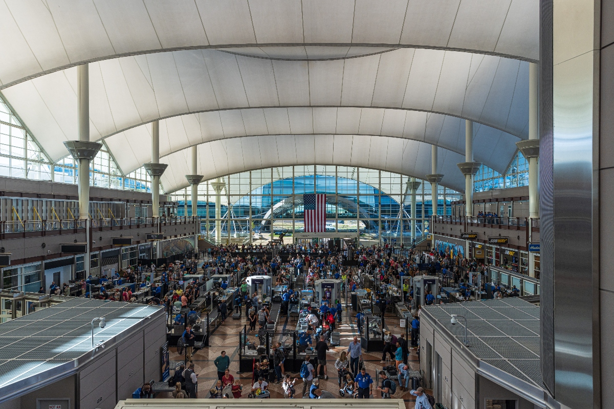 Caos en aeropuertos: Filas de hasta 3 horas por cierre de Seguridad Nacional