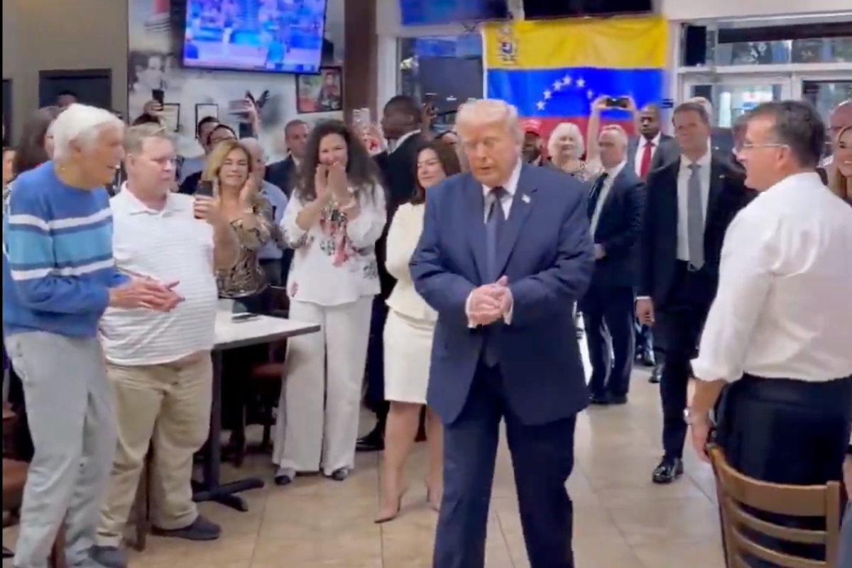 Antes de irse de Florida, Trump visita el restaurante venezolano El Arepazo