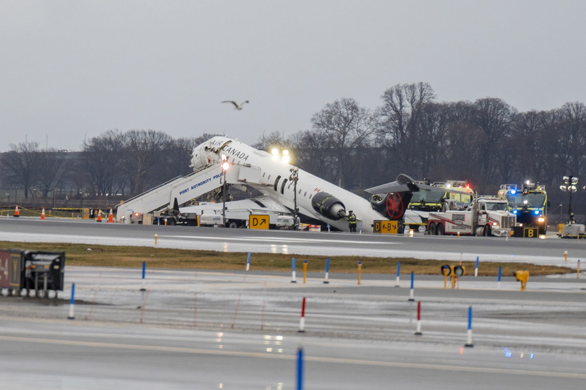 Recuperan caja negra tras el choque de un avión y un camión de bomberos en New York