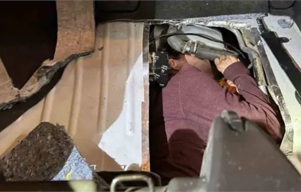 Rescatan a mexicano con graves quemaduras oculto en el tanque de una camioneta